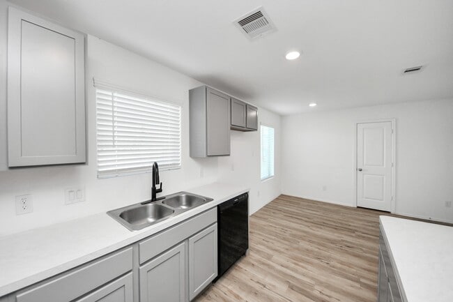 Building Photo - 4307 Palmetto Grv Ln Rental