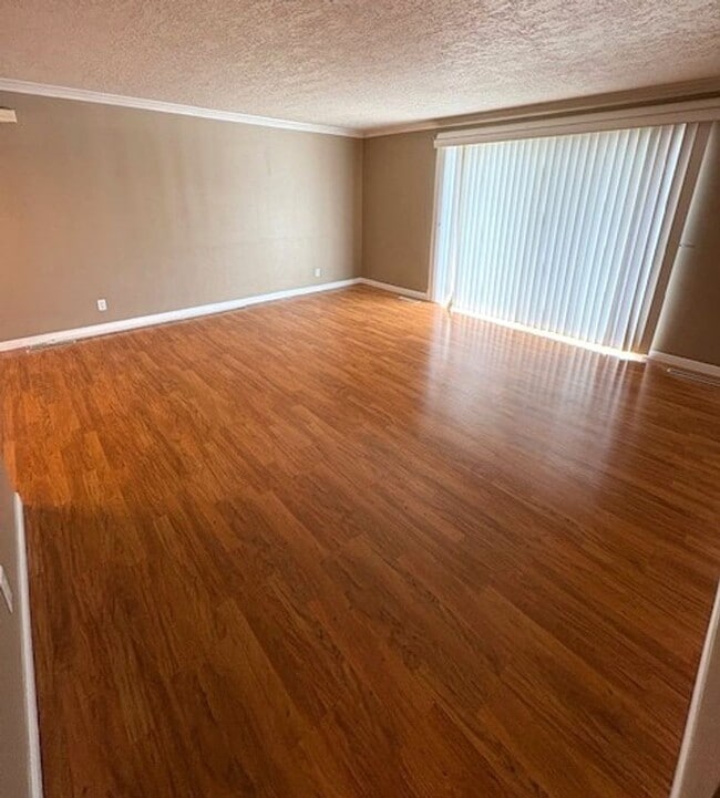 Building Photo - 2 Bedroom Condo in Millcreek!