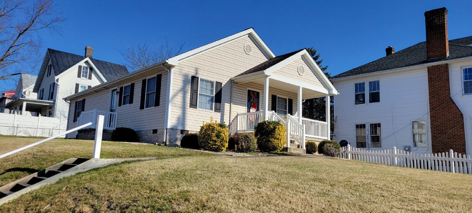Welcome to your "home sweet home," perfectly situated just a few blocks from the heart of charmin... - Welcome to your "home sweet home," perfectly situated just a few blocks from the heart of charmin...