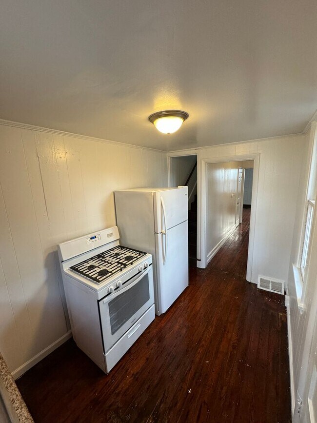 Photo - Cozy 2 bedroom house with parking- York SD
