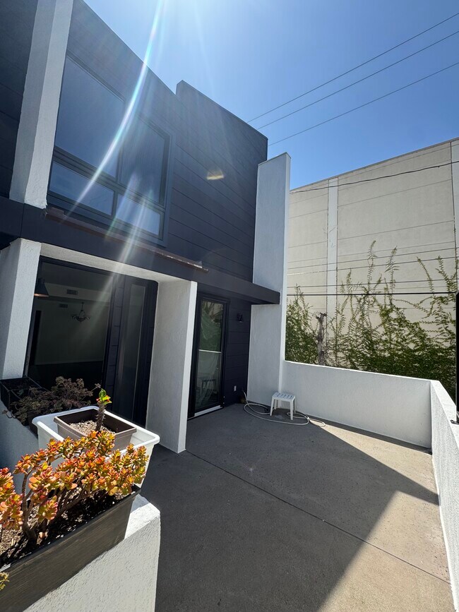 Front - 1314 17th St Unit 8