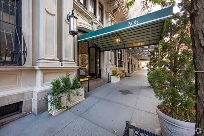 Photo - 305 W 72nd St