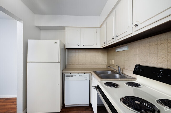 2BR, 1BA - 846SF - Kitchen