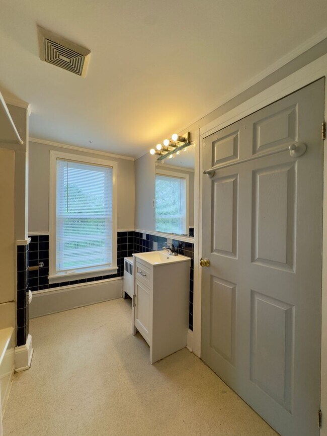Photo - Charming 2-Bedroom Townhome with Spacious ...