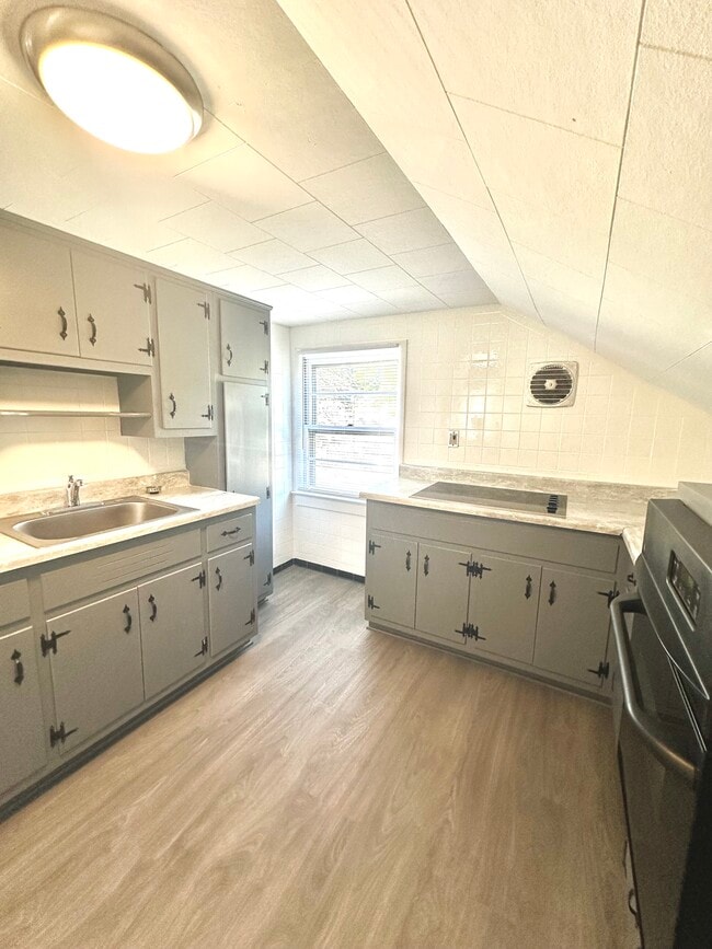 Building Photo - 107 Grand St Unit B Rental