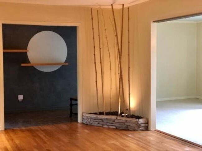 Photo - This gem is situated and Lovely 3BE/2BA on a quiet street in Warner Park