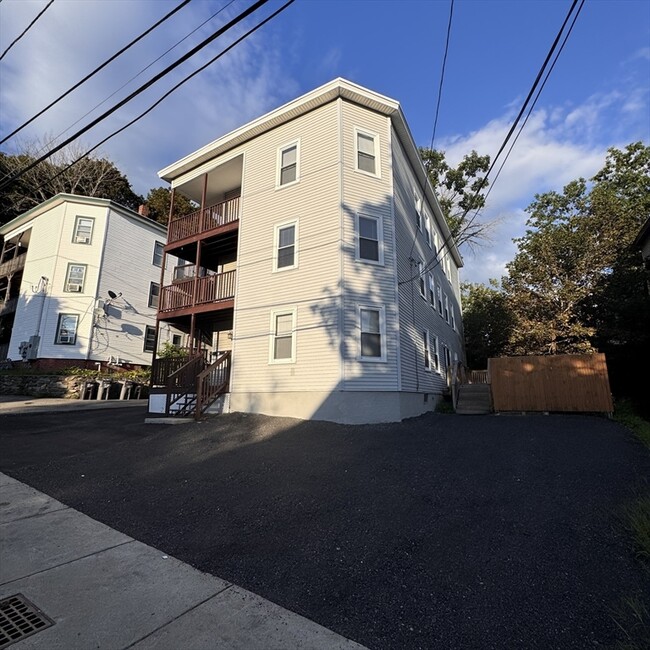 Building Photo - 77 Oak St Unit 2