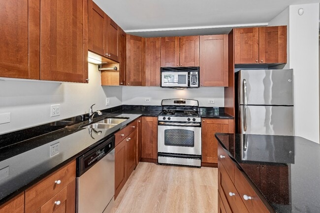 Building Photo - 1 Bedroom - Logan Square Available ASAP! Unit 1N