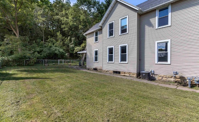 Building Photo - Charming 3-bedroom 1-bathroom single family house rental with a fenced in yard