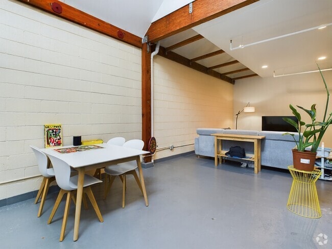 Building Photo - 926 Chester St Unit C Rental