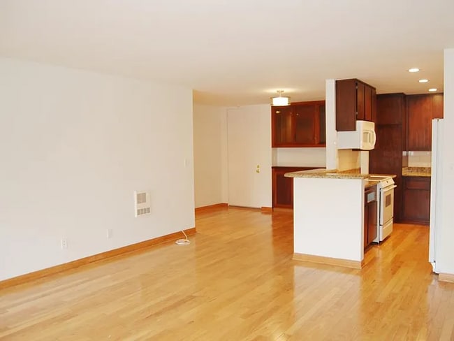 Building Photo - 6526 Ocean Crest Dr Unit A112