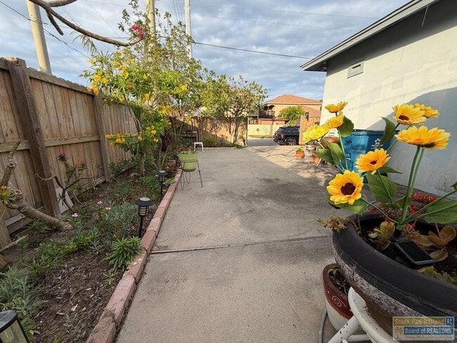 Photo - 121 E Madison St