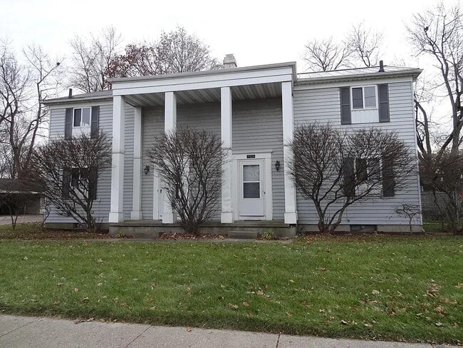 Frente - 1323 W Lake Lansing Rd