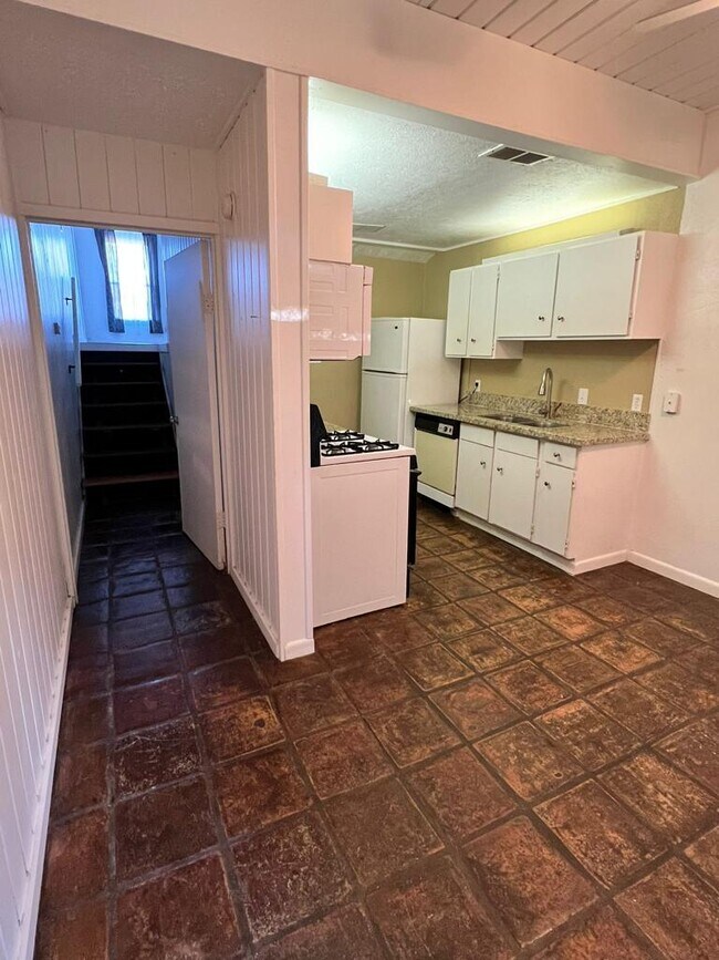 Photo - 20 Lakeway St