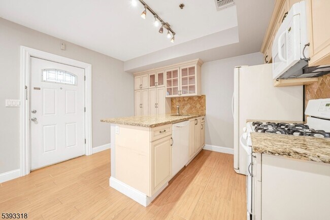 Photo - 284 John St Unit 1R
