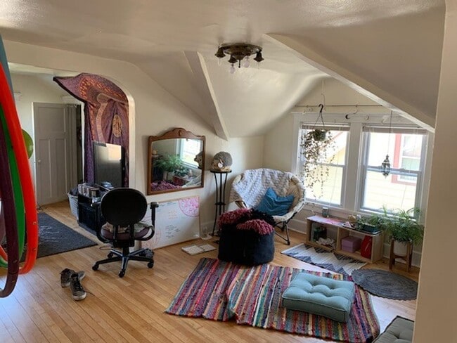 Building Photo - 3831 N Frederick Ave Unit Upper