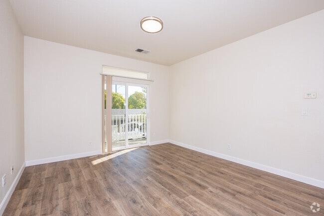 1BR, 1BA - 626SF - Living Room