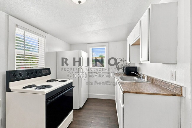 Building Photo - 2440 B Ave Unit 4