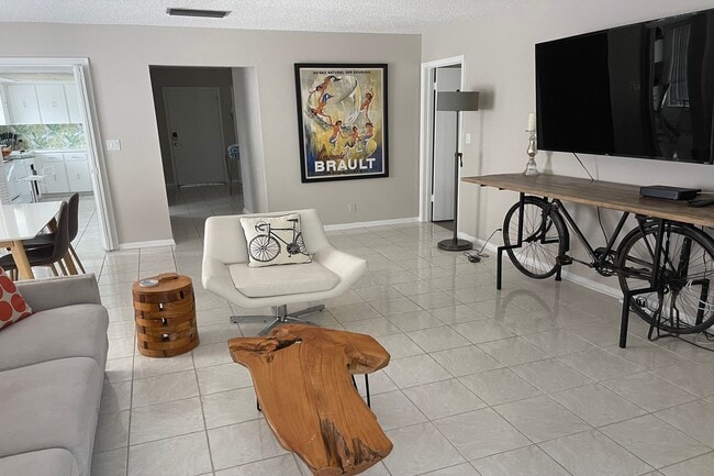 Photo - 6 Lucerne Ave