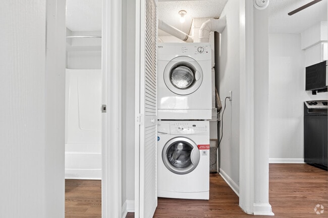 1BR-1BA - 540SF - Washer Dryer