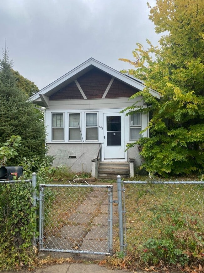 Building Photo - Single family Home available July 1st!