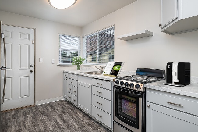 Photo - Hawthorne Court Apartments