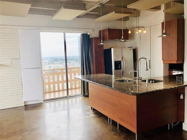 Building Photo - 2016 Main St Unit 1822