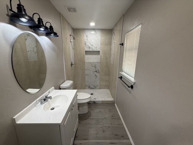 Photo - 810 W 2nd St