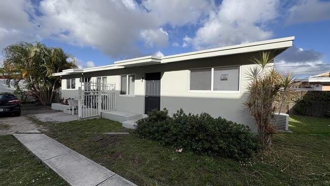 Photo - 2165 NW 23rd St Unidad 2