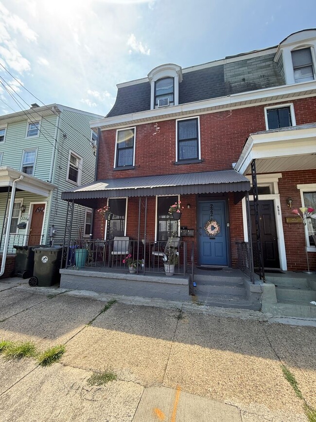 Building Photo - 222 E Broad St Unit CSP1: 1F, 222 E Broad Street, Burlington, NJ Rental