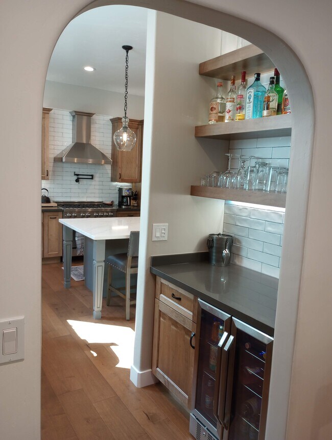 Dry bar - 1580 McDaniel Ave