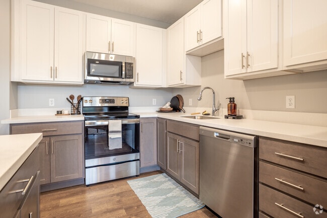 1BR, 1BA - 748SF