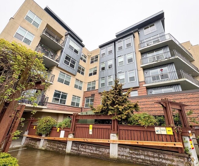 Building Photo - 2Bd/2Ba Mercer Island Condo Unit 504