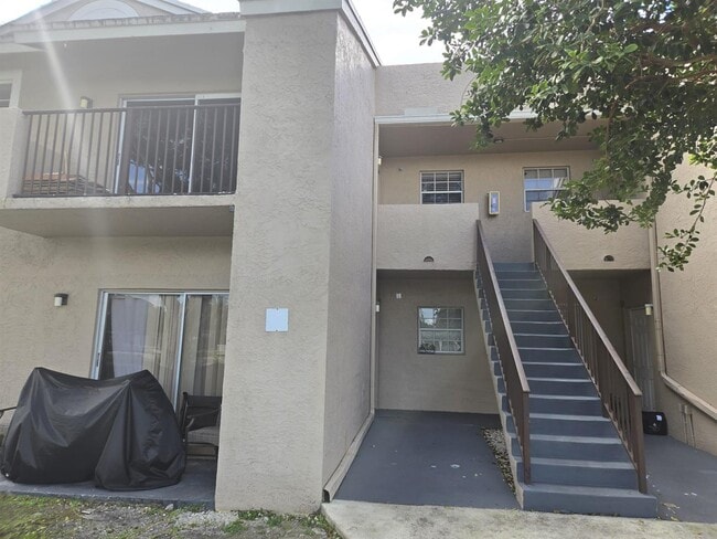 Building Photo - 1731 NW 96th Ter Unit #2K Rental