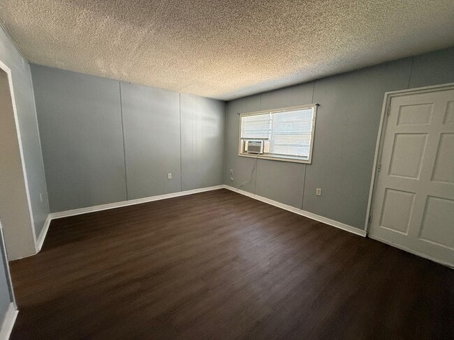Building Photo - 1405 Lotela Ave