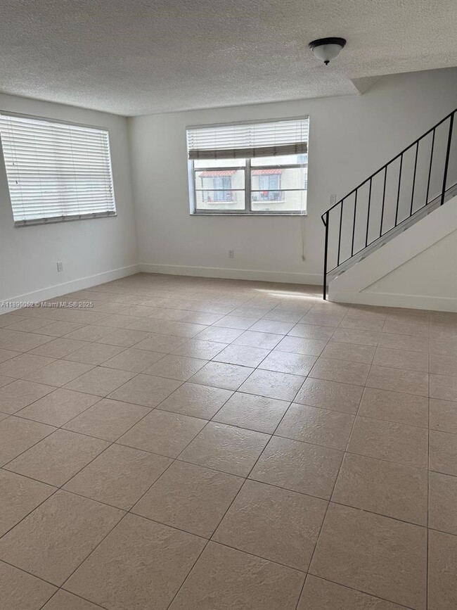 Building Photo - 1255 W 53rd St Unit 202