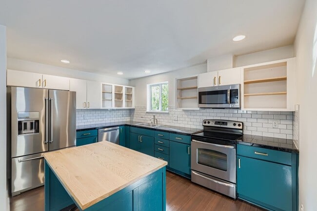 Building Photo - Stunning 3-Bed/2-Bath + Den Townhome with ...