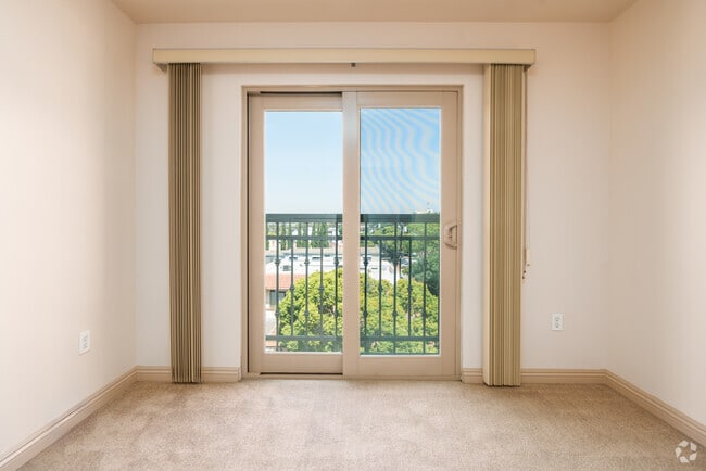 1BR, 1BA - 543SF - Living Room