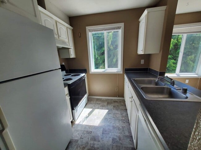 Kitchen - 1724 Texas St Unit #201