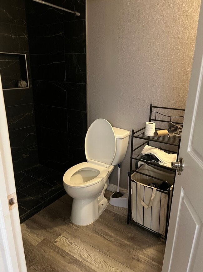 8044 Sandalwood Cir Unidad Room