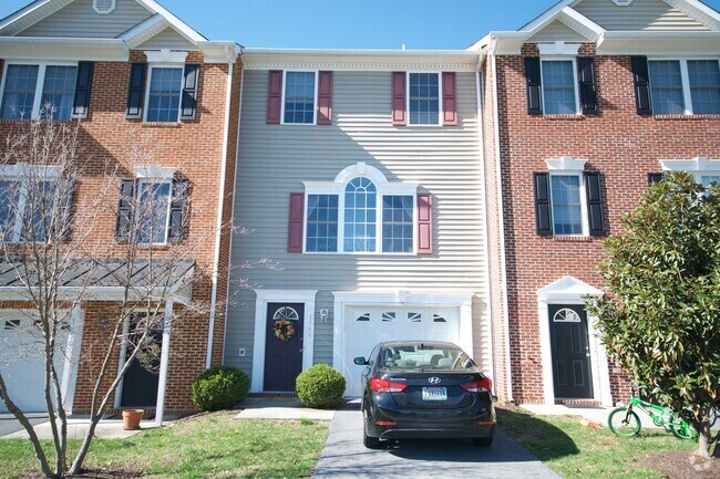 Building Photo - Taylor Spring Townhouse With Garage and Ba...