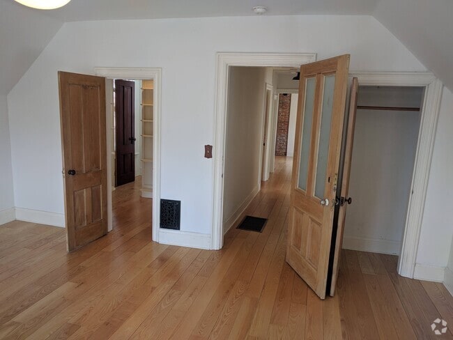 Building Photo - 42 Elmwood Ave Unit 2 Rental