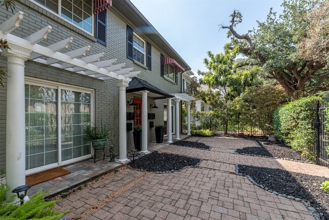 Photo - 210 Emerson St