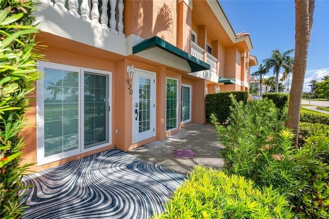 Photo - 920 N Shore Dr NE