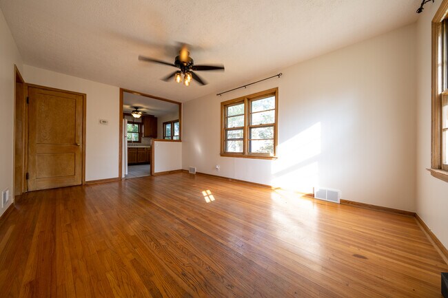 Photo - 3950 Hubbard Ave N