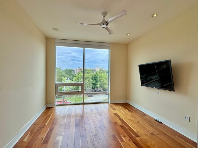 Photo - 601 W Rosemary St