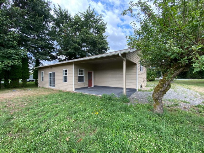 Building Photo - Spacious, Quiet 2-Bedroom Country Home in ...