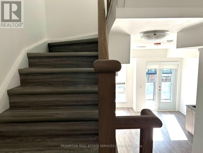 Photo - 871 Sheppard Ave W