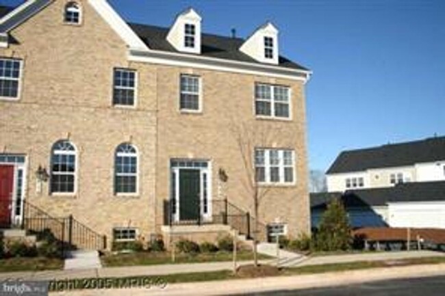 END UNIT TOWNHOUSE WITH 2 CAR GARAGE, 4 BE... - END UNIT TOWNHOUSE WITH 2 CAR GARAGE, 4 BE...