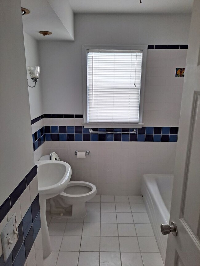 Photo - 3 bed 2 bath 1 car garage, with fenced in backyard right in Aksarben!